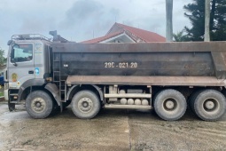 Tin tức trong ngày - VIDEO: Xe tải chở đá rơi vãi đầy trên đường