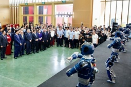 Tin tức trong ngày - Tổng Bí thư và Thủ tướng xem màn trình diễn của robot 'made in Việt Nam'