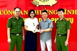 Tin tức trong ngày - Nữ giáo viên trả lại gần 80 triệu đồng khách bỏ quên ở cây rút tiền