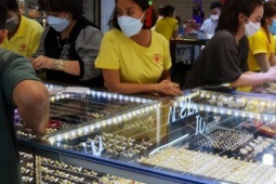 Giá vàng hôm nay 19-8: Sụt giảm khi USD tăng giá
