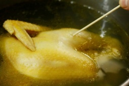 Vì sao cần chọc vào đùi món gà luộc?