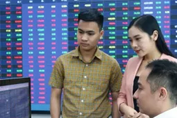 Có nên bán vàng, đổ tiền vào chứng khoán?