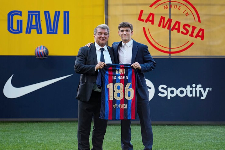 Laporta luôn tìm ra được cách đăng ký cầu thủ đúng hạn nhờ "đòn bẩy tài chính"