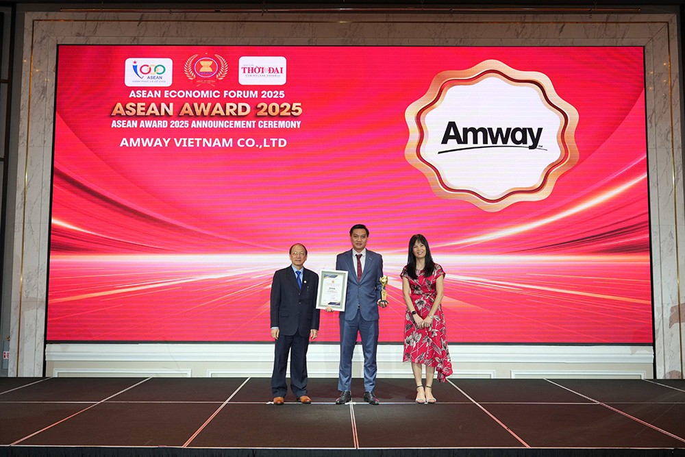 Ông Nguyễn Phương Sơn - Giám đốc Đối ngoại&nbsp;Amway Việt Nam nhận giải thưởng từ Ban tổ chức