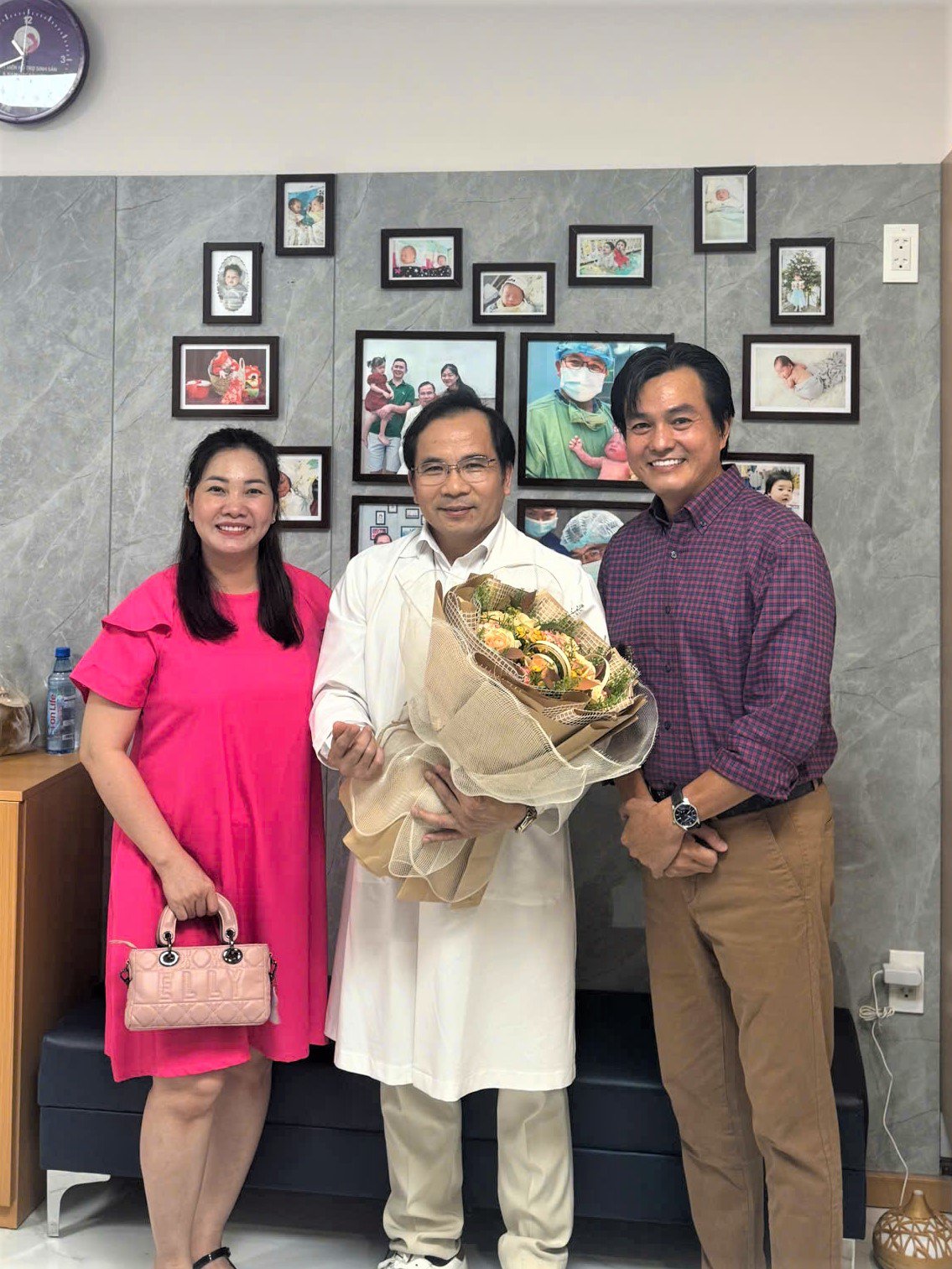 Vợ chồng diễn viên Cao Minh Đạt vui mừng khi gặp BSCKII Hồ Cao Cường - Bác sĩ đã giúp gia đình làm IVF thành công
