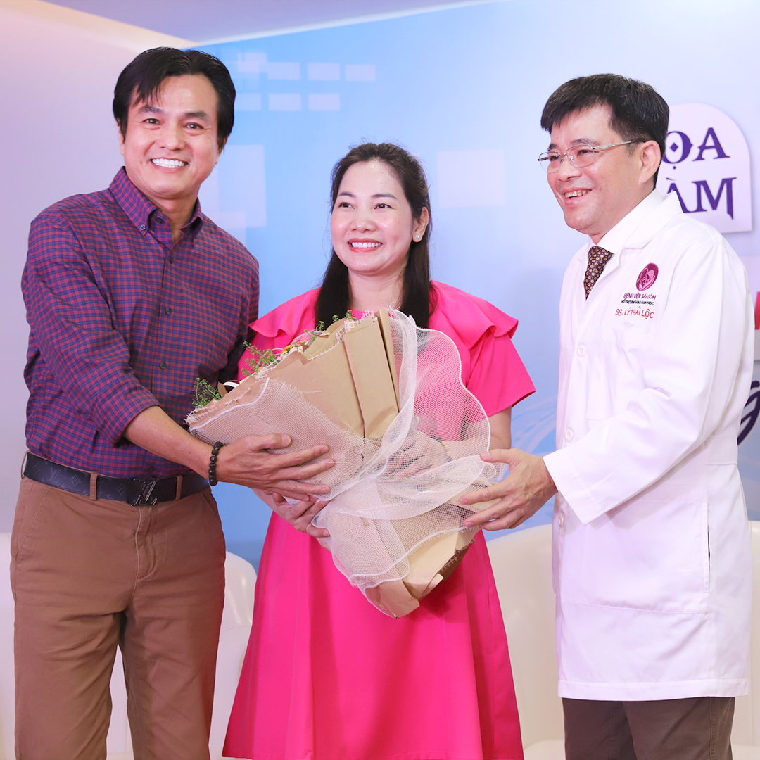 Vợ chồng diễn viên Cao Minh Đạt và mẹ bầu Trúc Trương rạng ngời tại sự kiện của Bệnh Viện Hỗ Trợ Sinh Sản & Nam Học Sài Gòn 