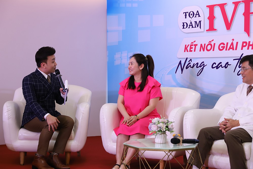 Bà xã của diễn viên Cao Minh Đạt có bầu hơn 4 tháng rạng rỡ chia sẻ tại tọa đàm