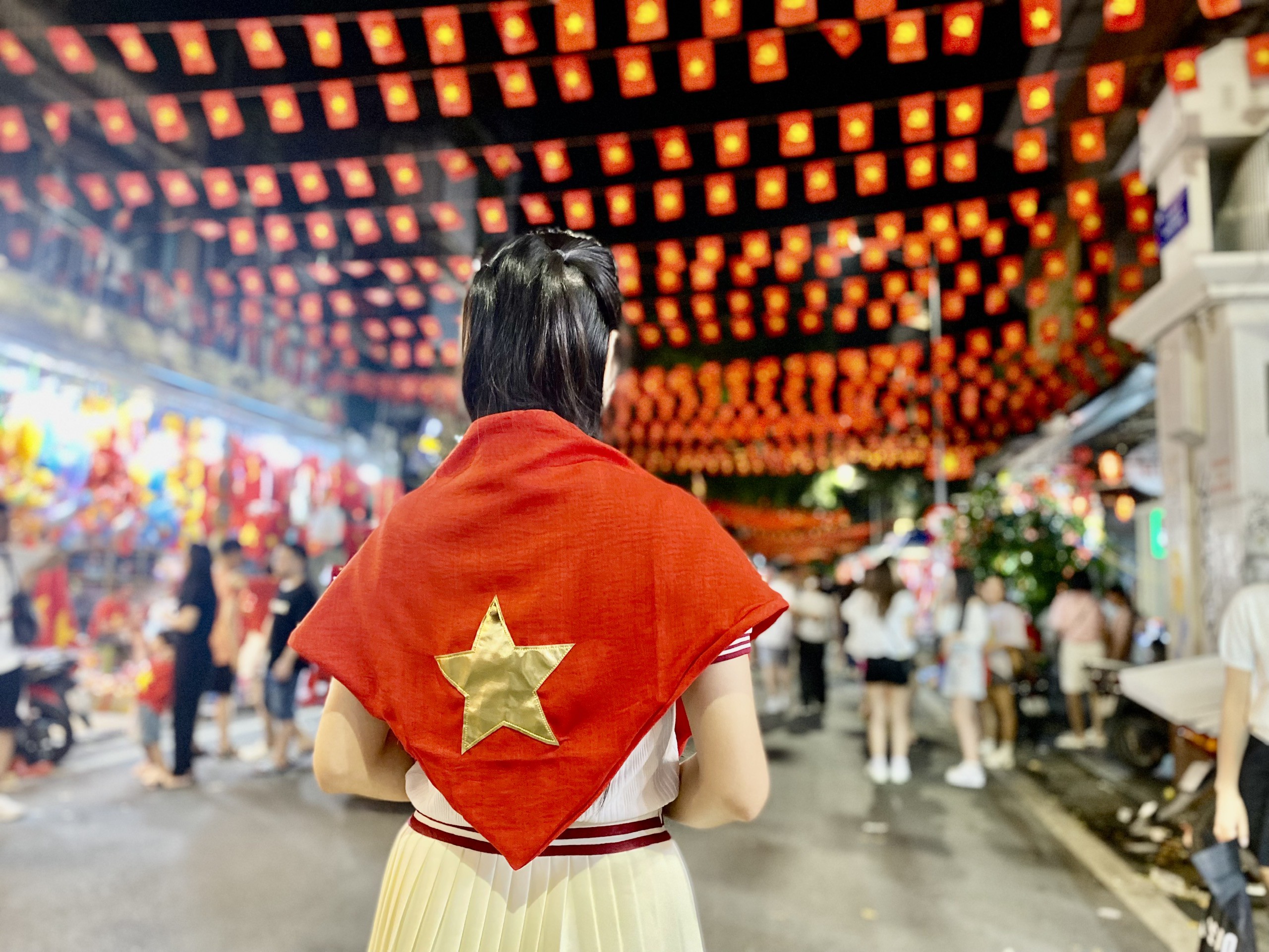 Khăn choàng đỏ có ngôi sao vàng là món phụ kiện hot nhất nhì dịp Quốc khánh 2/9 năm nay.