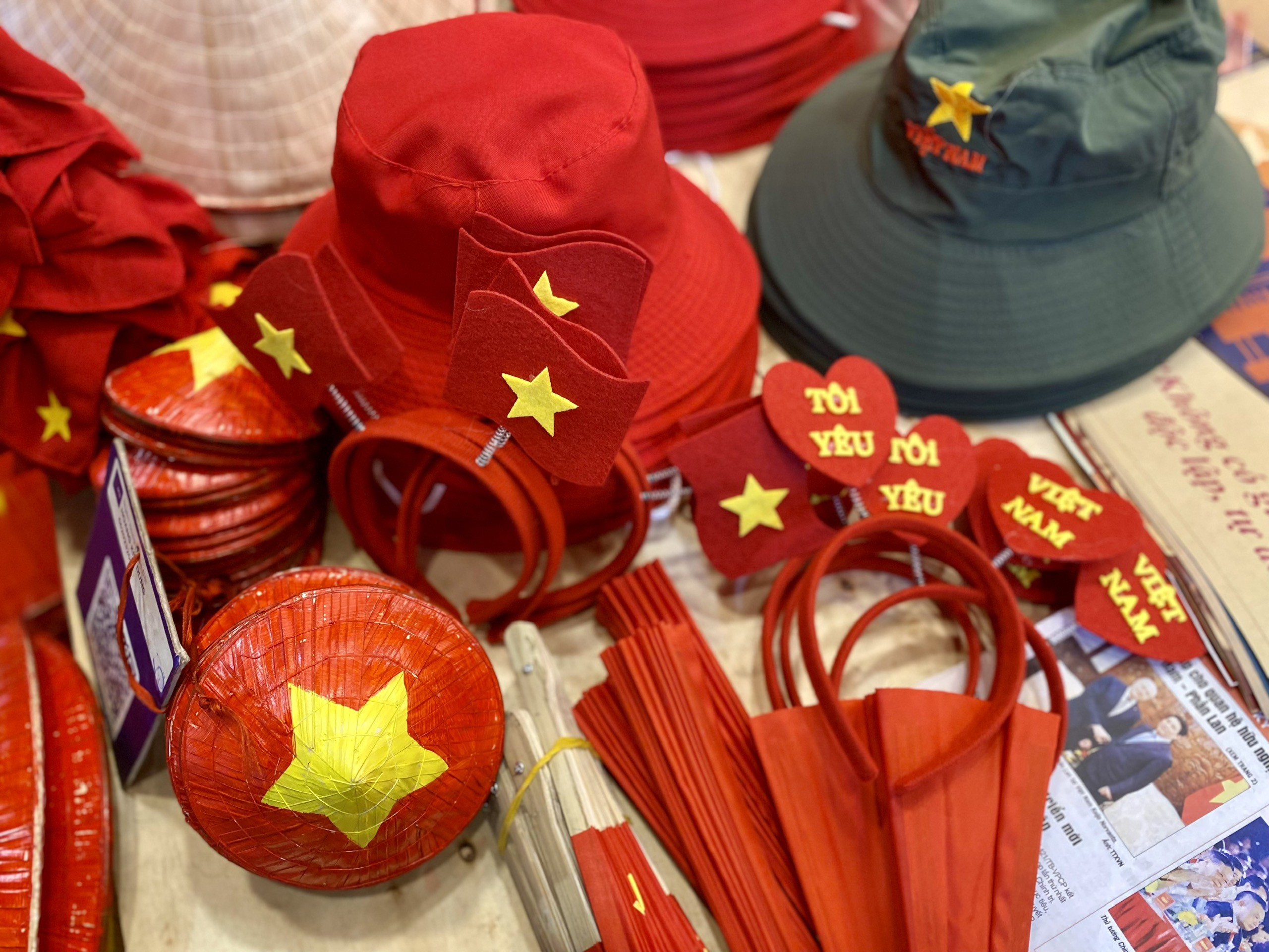 Các thiết kế tông màu chủ đạo là đỏ và vàng.