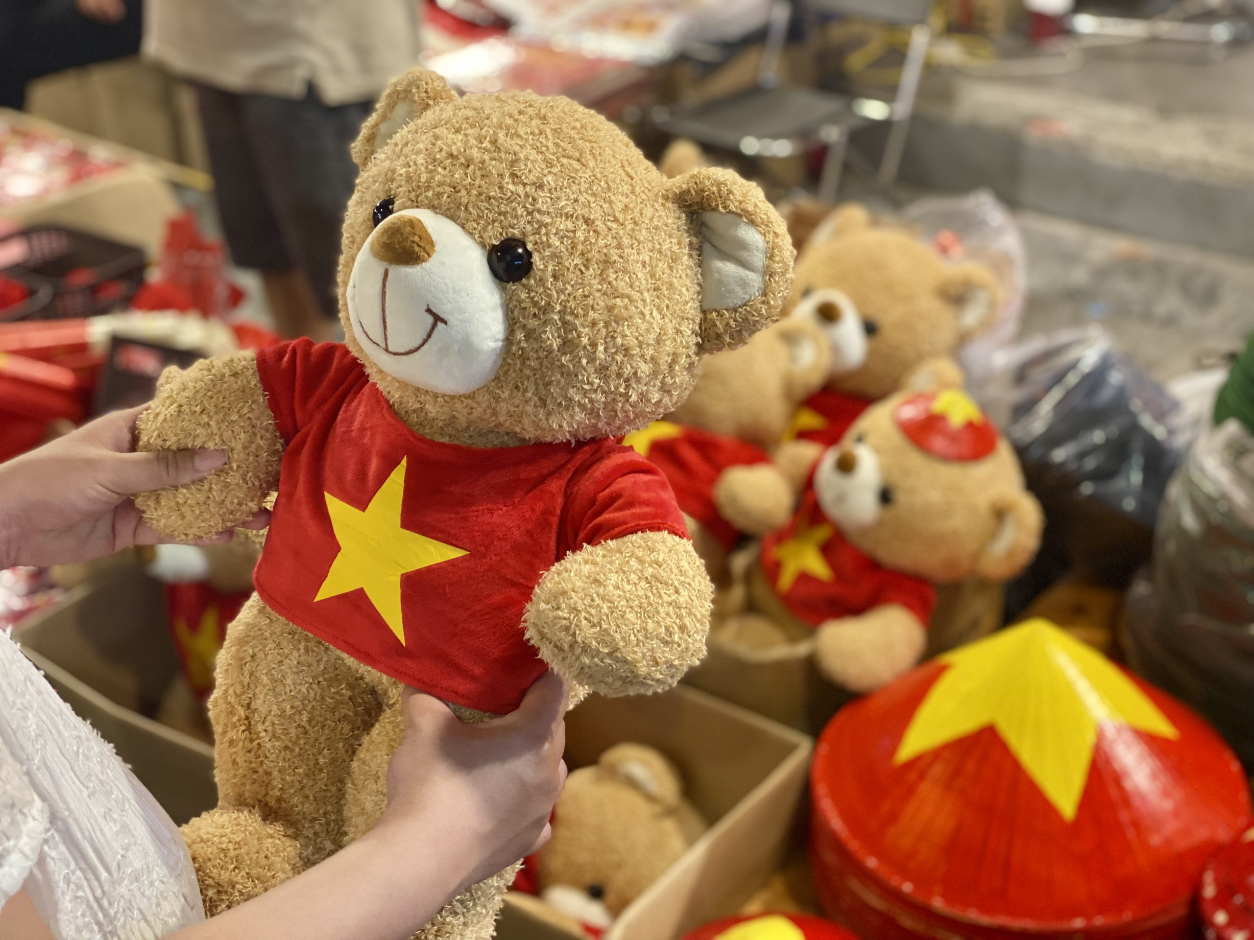 "Gấu bông yêu nước" được mặc áo cờ đỏ sao vàng.