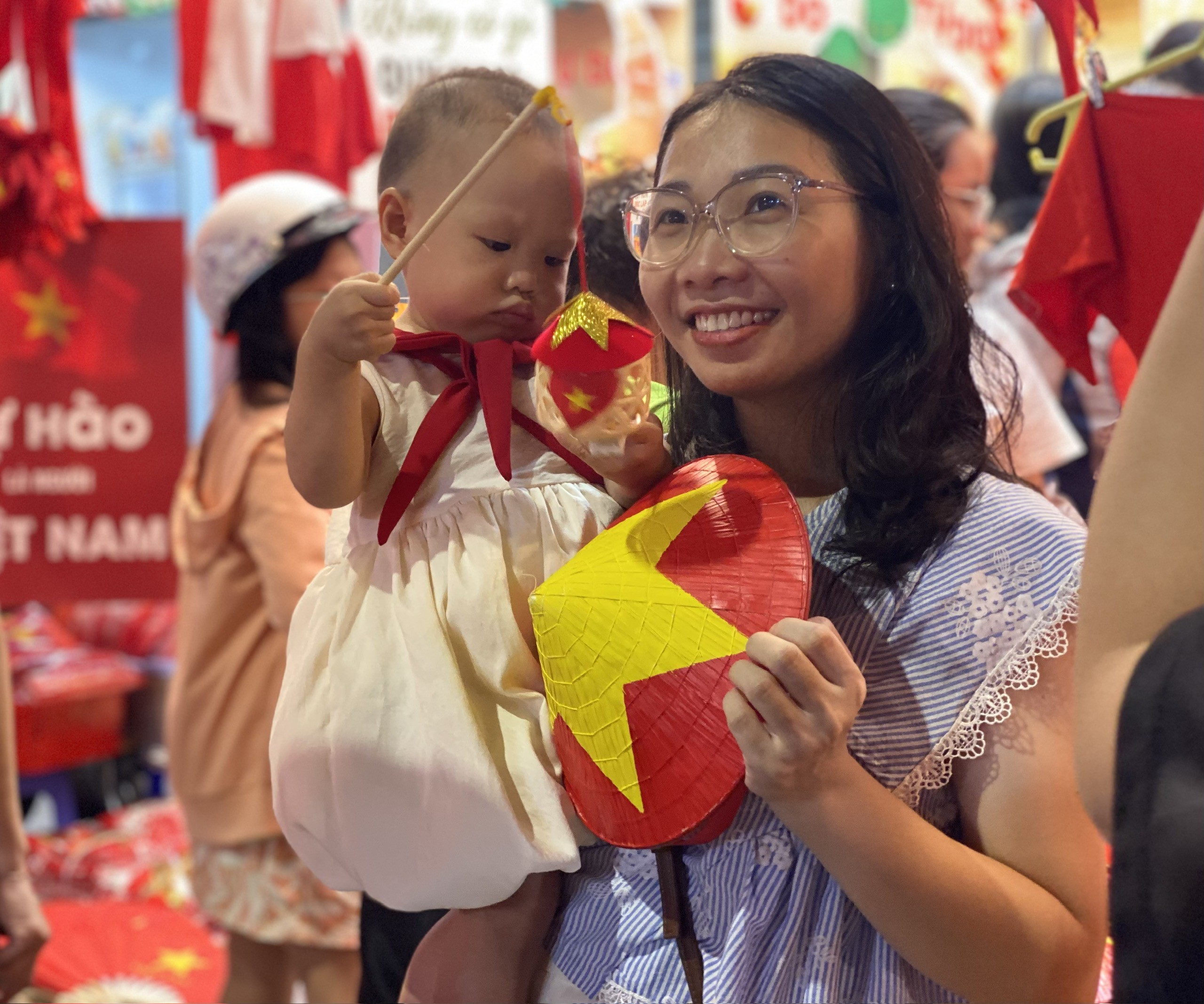 Người dân tới mua sắm trên phố Hàng Mã.