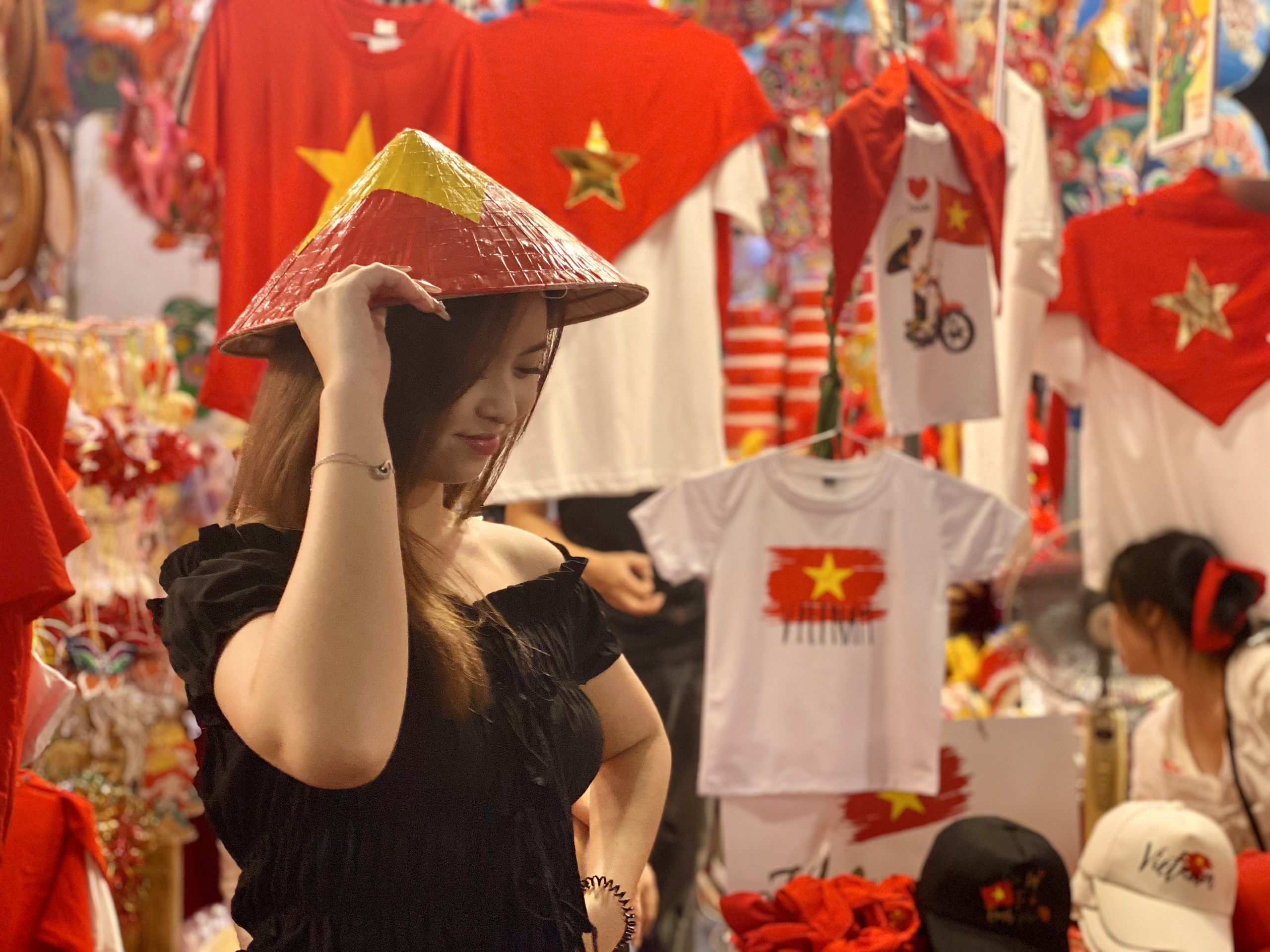 Mọi người đều mong muốn chọn cho mình một món đồ in hình cờ Tổ quốc hoặc biểu tượng quê hương, đất nước, như một cách thể hiện tình yêu và lòng tự hào dân tộc.