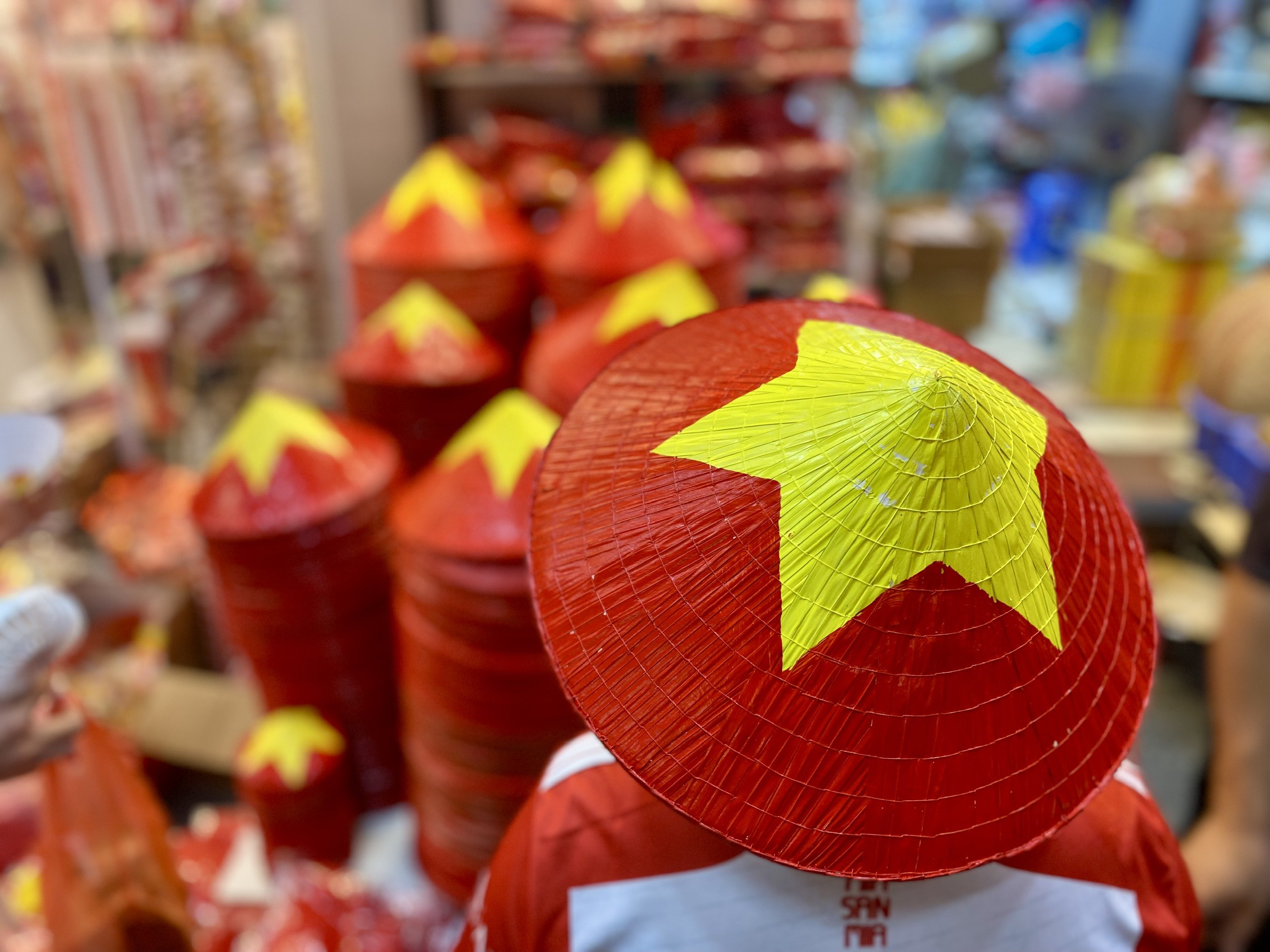 Nón lá vẽ hình cờ đỏ sao vàng với đủ kích thước, vừa giữ hồn truyền thống, vừa lan tỏa tinh thần tự hào dân tộc.