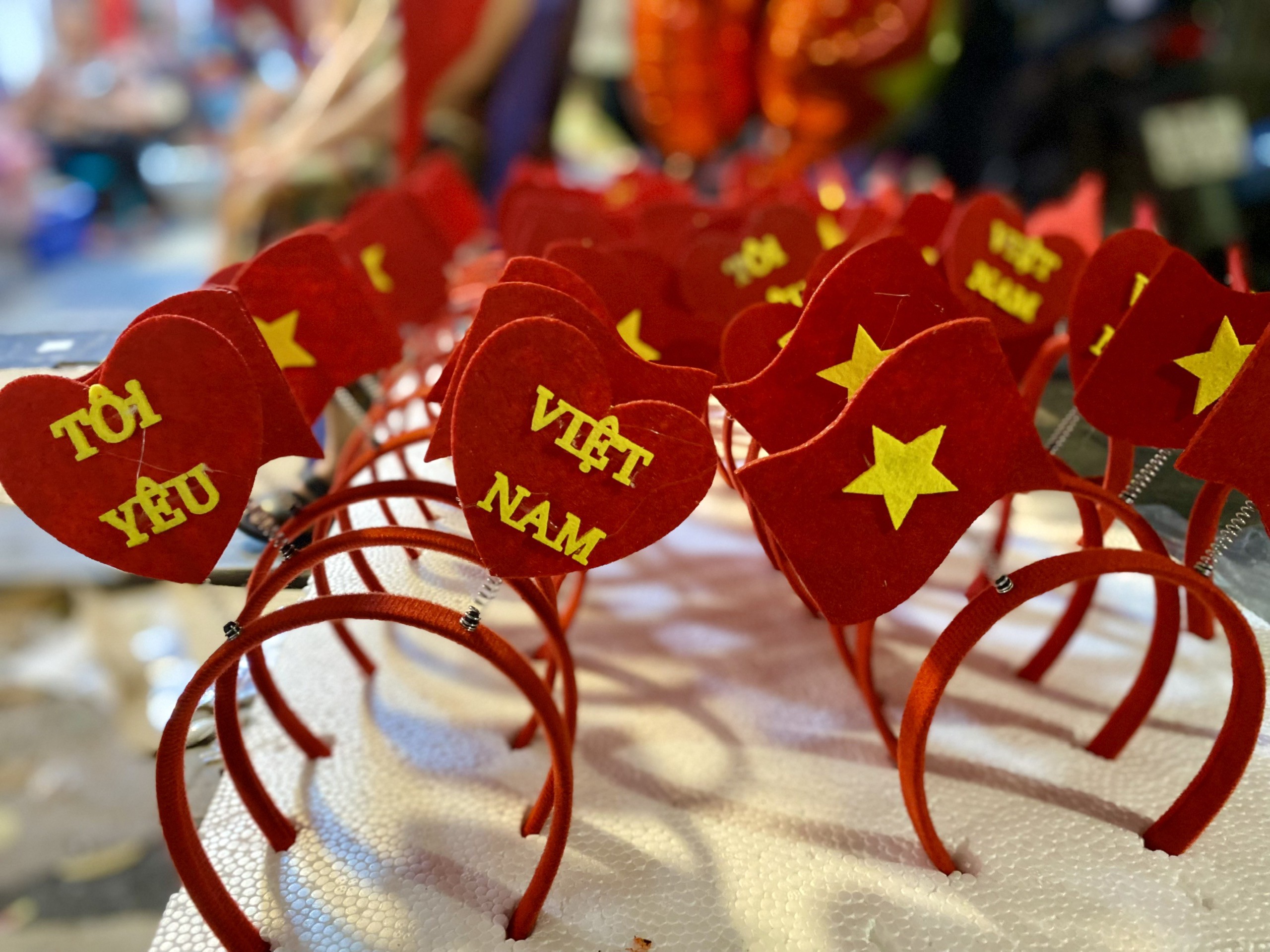 Băng đô có dòng chữ "Tôi yêu Việt Nam" được nhiều bạn trẻ lựa chọn.