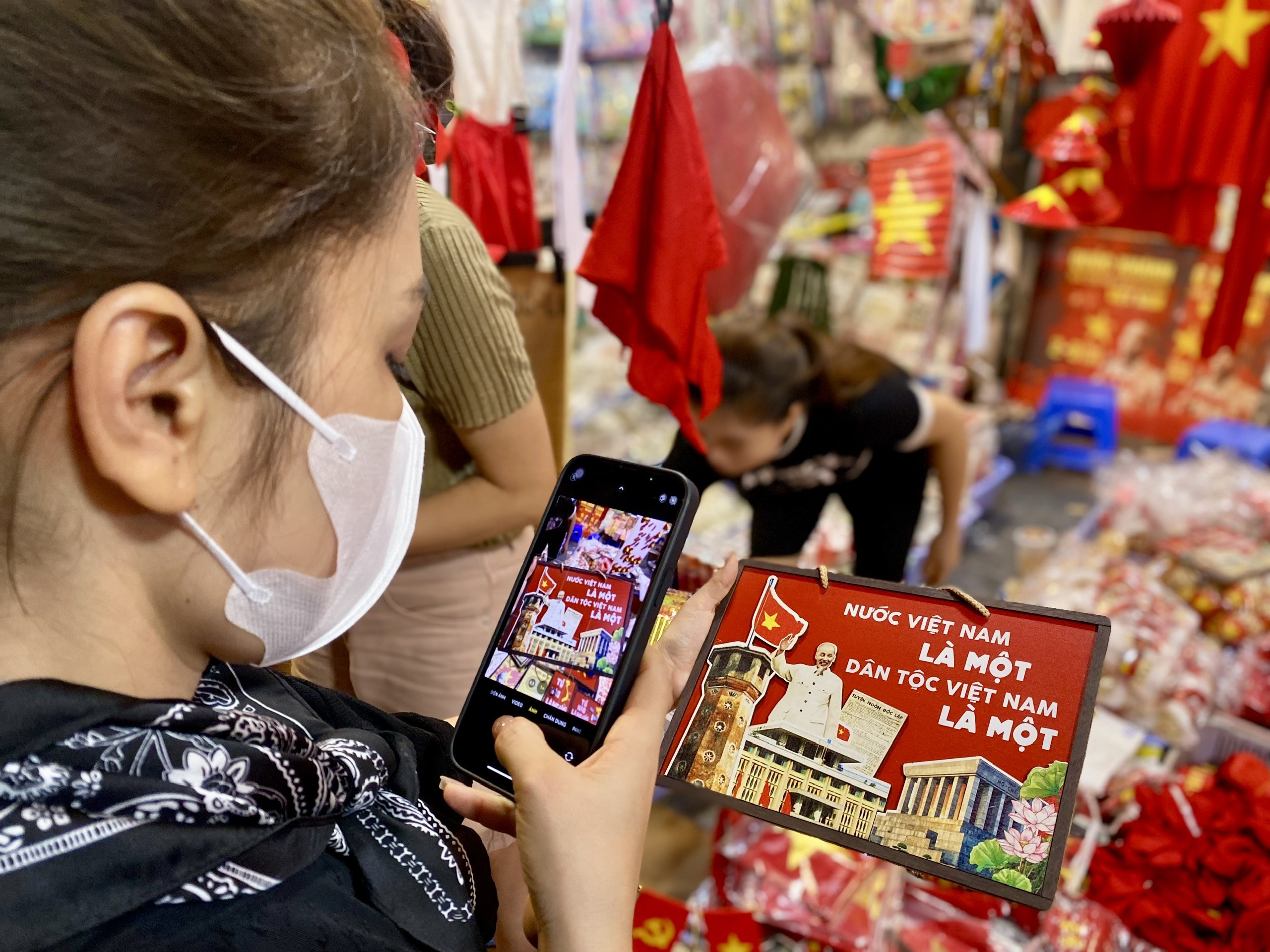 Những chiếc bảng khẩu hiệu là mặt hàng hút khách trên phố Hàng Mã.