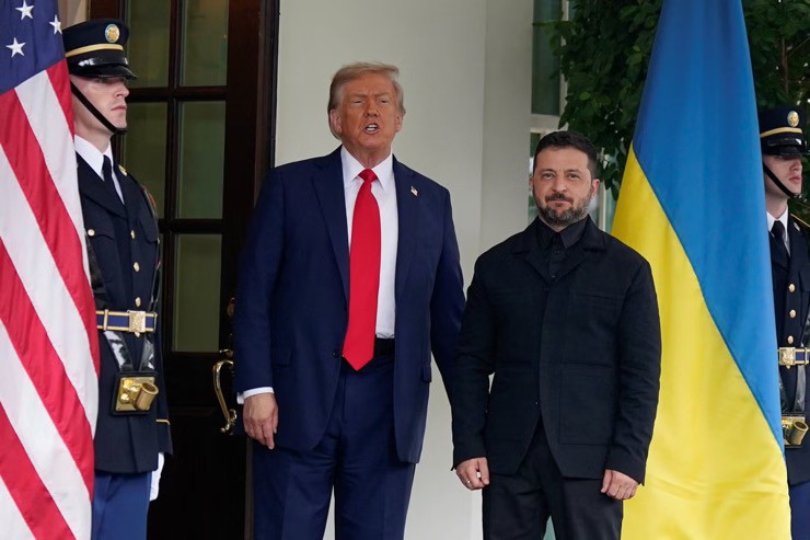 Tại cuộc gặp ở Nhà Trắng, ông Trump nói thích bộ trang phục mới mẻ này của ông Zelensky. Ảnh: AFP.