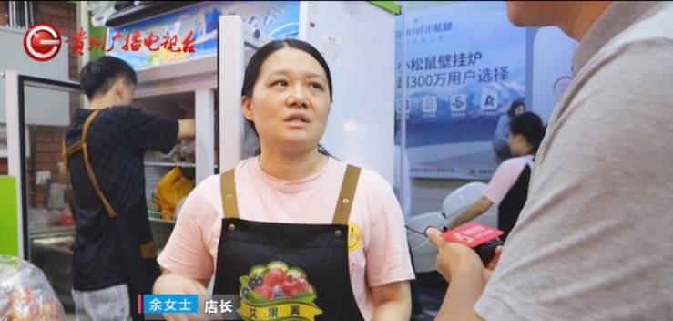 Bà Yu - quản lý cửa hàng lẩu băng chuyền (Ảnh: GuiZhou TV)