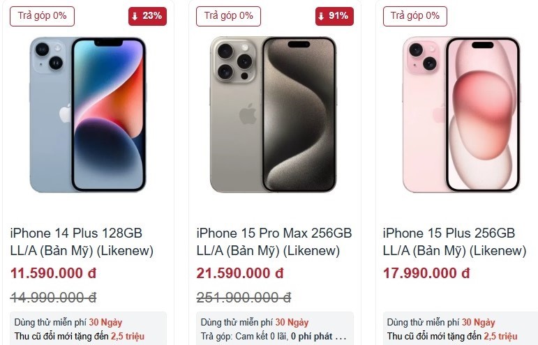 Một sản phẩm iPhone 15 Pro Max 256GB được đăng giảm giá ảo trên website của một hệ thống cửa hàng điện thoại di động có thương hiệu lớn. (Ảnh chụp màn hình)