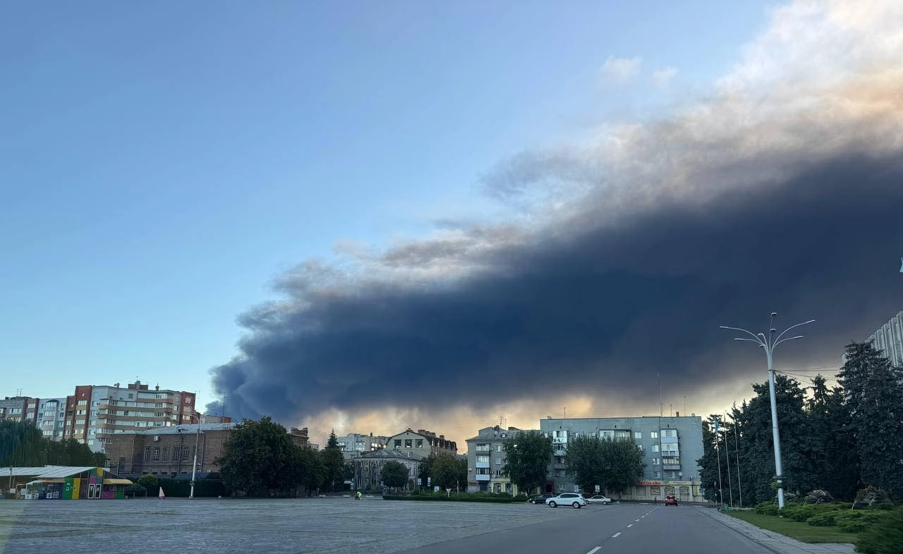 Khói bốc lên ở thành phố Kremenchuk sau cuộc tập kích của Nga. Ảnh: Kyiv Post.