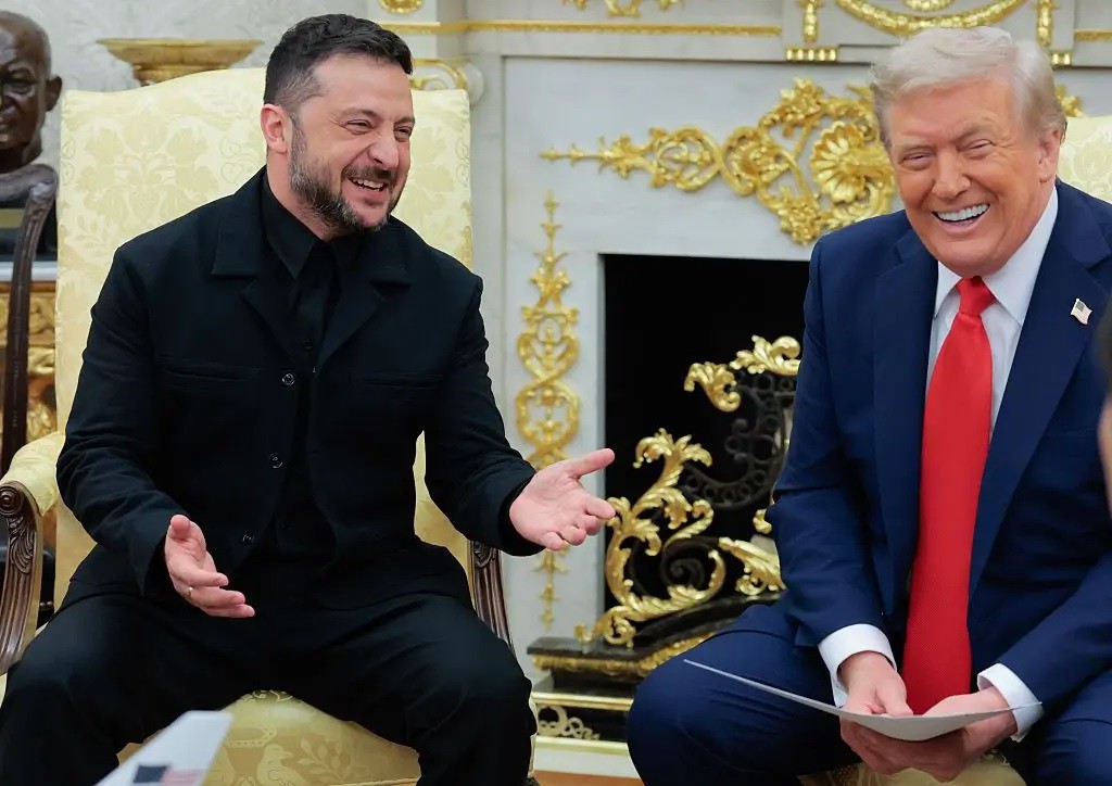 Ông Zelensky và ông Trump tươi cười trong cuộc gặp tại Nhà Trắng (ảnh: Getty)