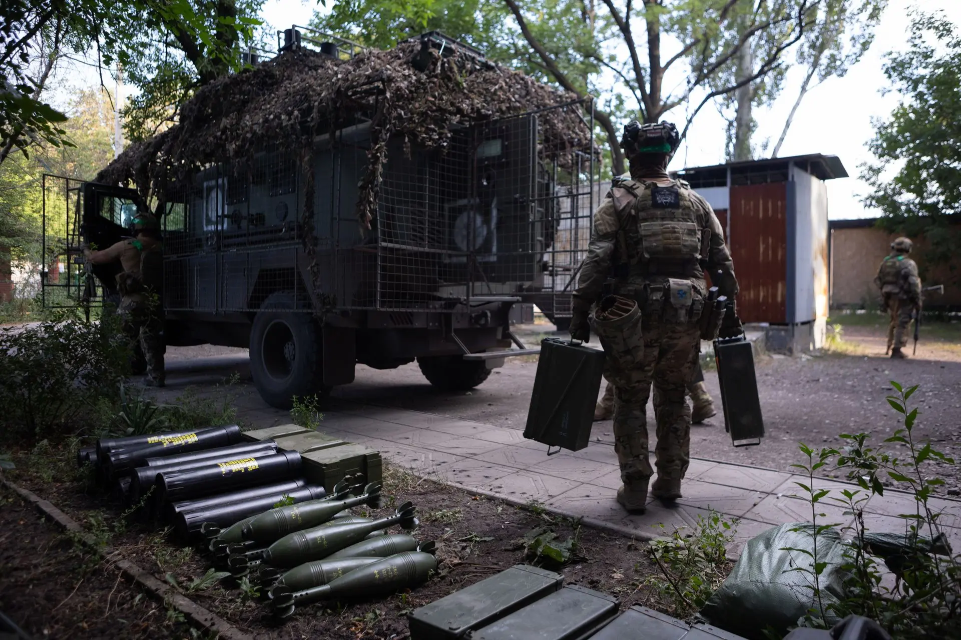 Binh sĩ Ukraine mang vũ khí, đạn dược lên xe bọc thép ở thị trấn Rodynske, vùng Donetsk vào ngày 19/7/2025. Ảnh: Global Images Ukraine. 