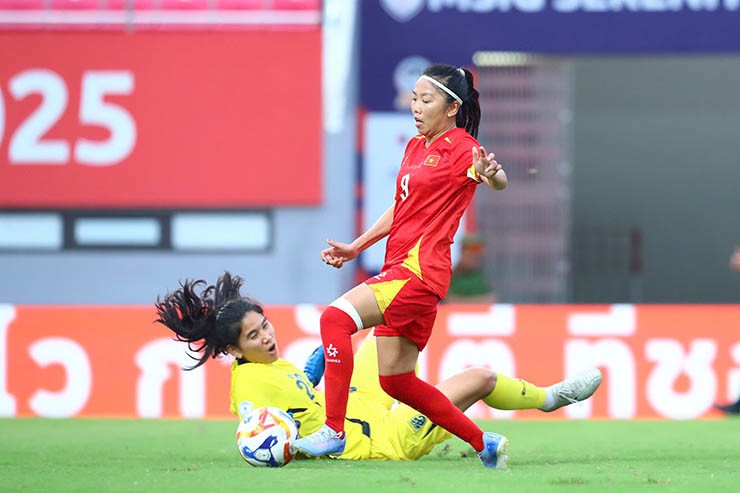 Trận đấu giữa ĐT nữ Việt Nam (áo đỏ) và Thái Lan diễn ra hấp dẫn