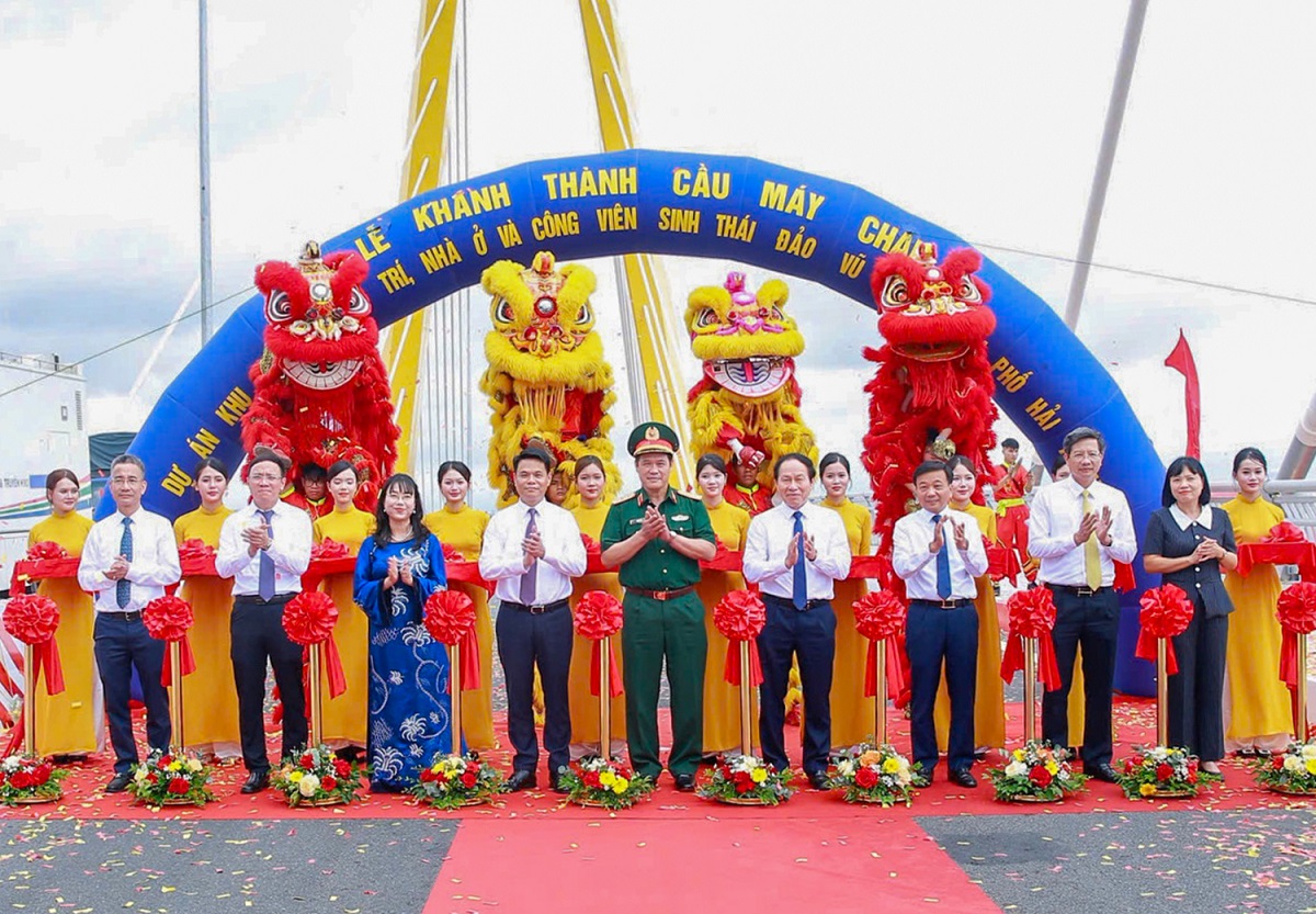 Cầu Máy Chai (cầu Hoàng Gia) thuộc Dự án Khu vui chơi giải trí, nhà ở và công viên sinh thái đảo Vũ Yên (Vinhomes Royal Island) – Hải Phòng cũng chính thức được khánh thành sáng 19/8/2025.