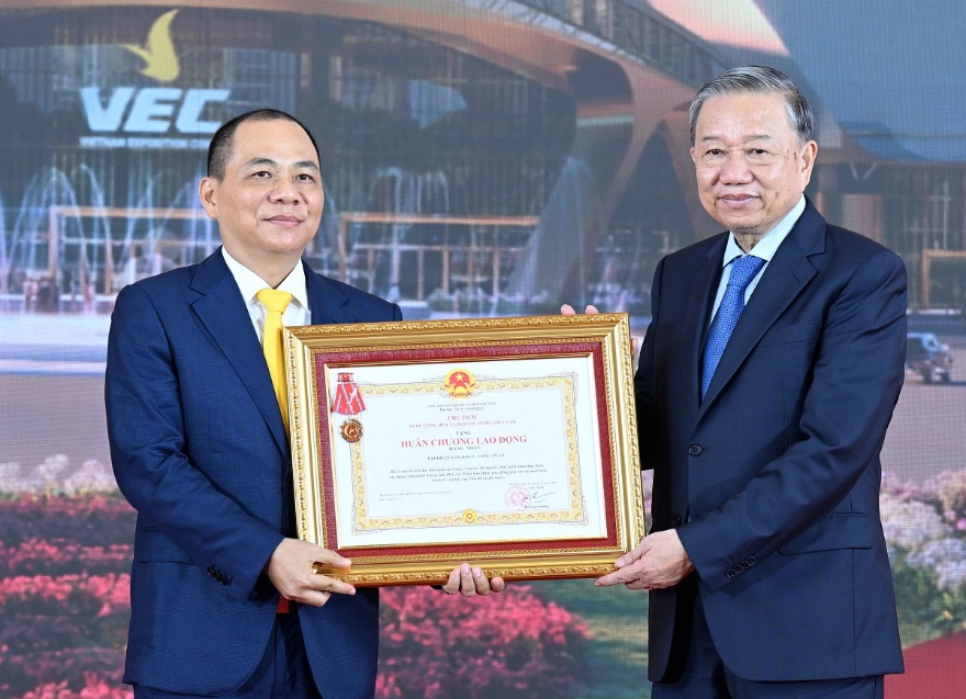 Tổng Bí thư Tô Lâm thay mặt lãnh đạo Đảng, Nhà nước trao tặng Huân chương Lao động hạng Nhất cho ông Phạm Nhật Vượng - Chủ tịch Tập đoàn Vingroup vì thành tích đặc biệt xuất sắc của Tập đoàn tại Trung tâm Hội chợ Triển lãm Quốc gia.