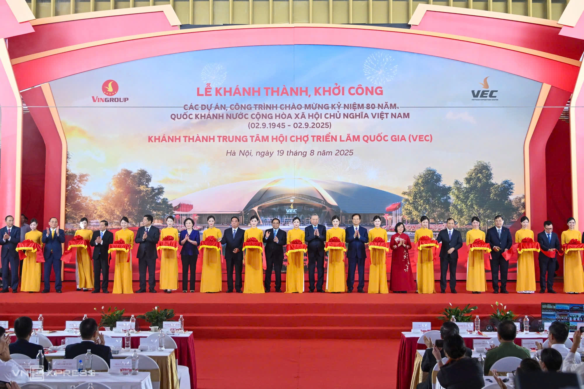Tổng Bí thư Tô Lâm, Thủ tướng Phạm Minh Chính, nguyên Thủ tướng Nguyễn Tấn Dũng và nhiều lãnh đạo, nguyên lãnh đạo Đảng và Nhà nước lên cắt băng khánh thành Trung tâm Hội chợ Triển lãm Quốc gia. Ảnh: Giang Huy