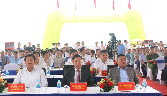 Chủ tịch UBNDTP Hà Nội Trần Sỹ Thanh cùng các lãnh đạo Hà Nội tại buổi khởi công. Ảnh: Võ Hải