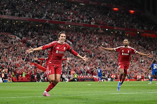 Neville cho rằng Liverpool thắng chật vật Bournemouth và sẽ khó bảo vệ danh hiệu nếu chơi quá cởi mở