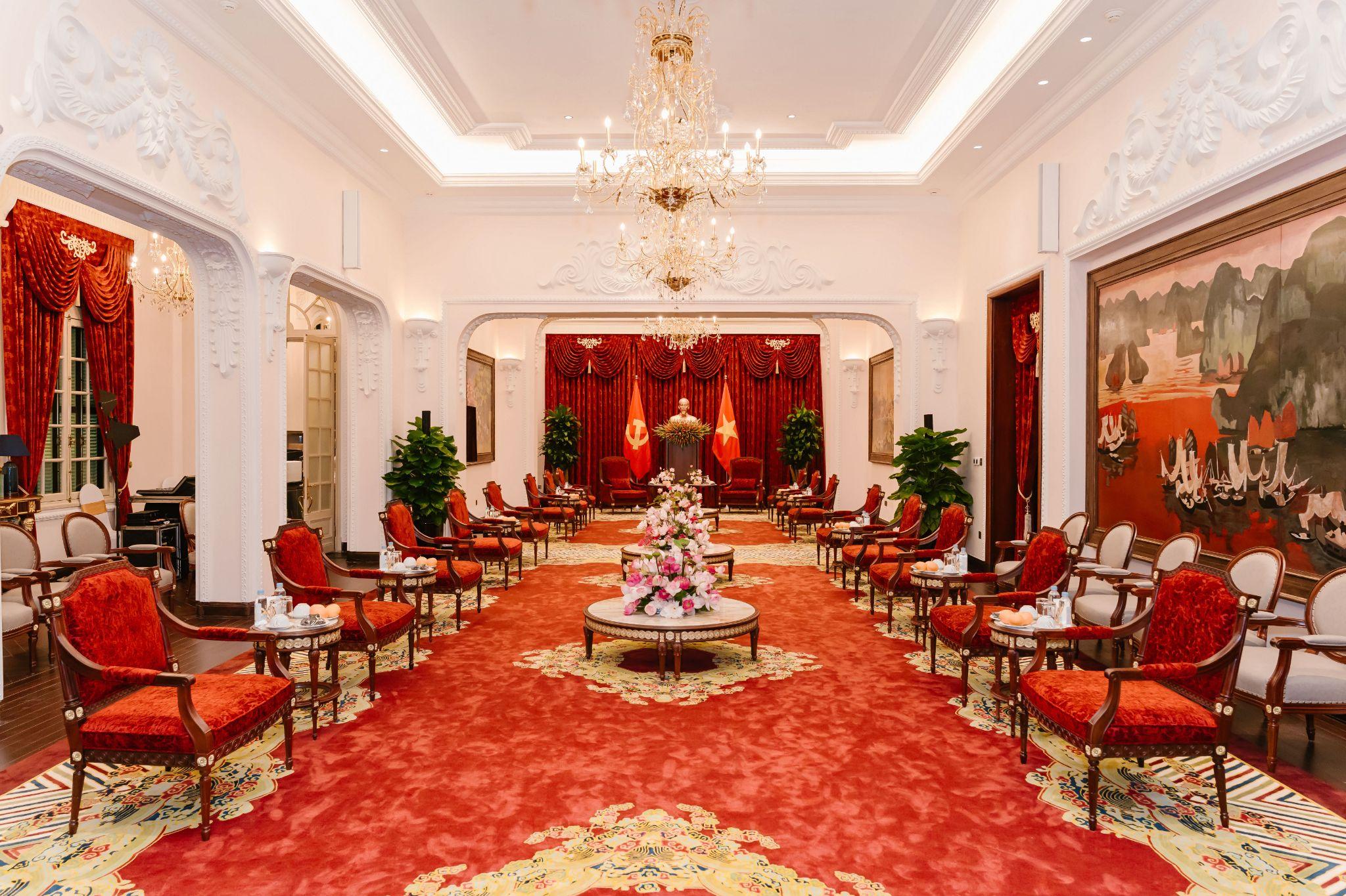 Nội thất Bắc Bộ Phủ được giữ nguyên phong cách cổ điển Pháp và thấm đẫm tinh thần Việt Nam với tấm thảm hoa văn thuỷ ba từ thời Nguyễn