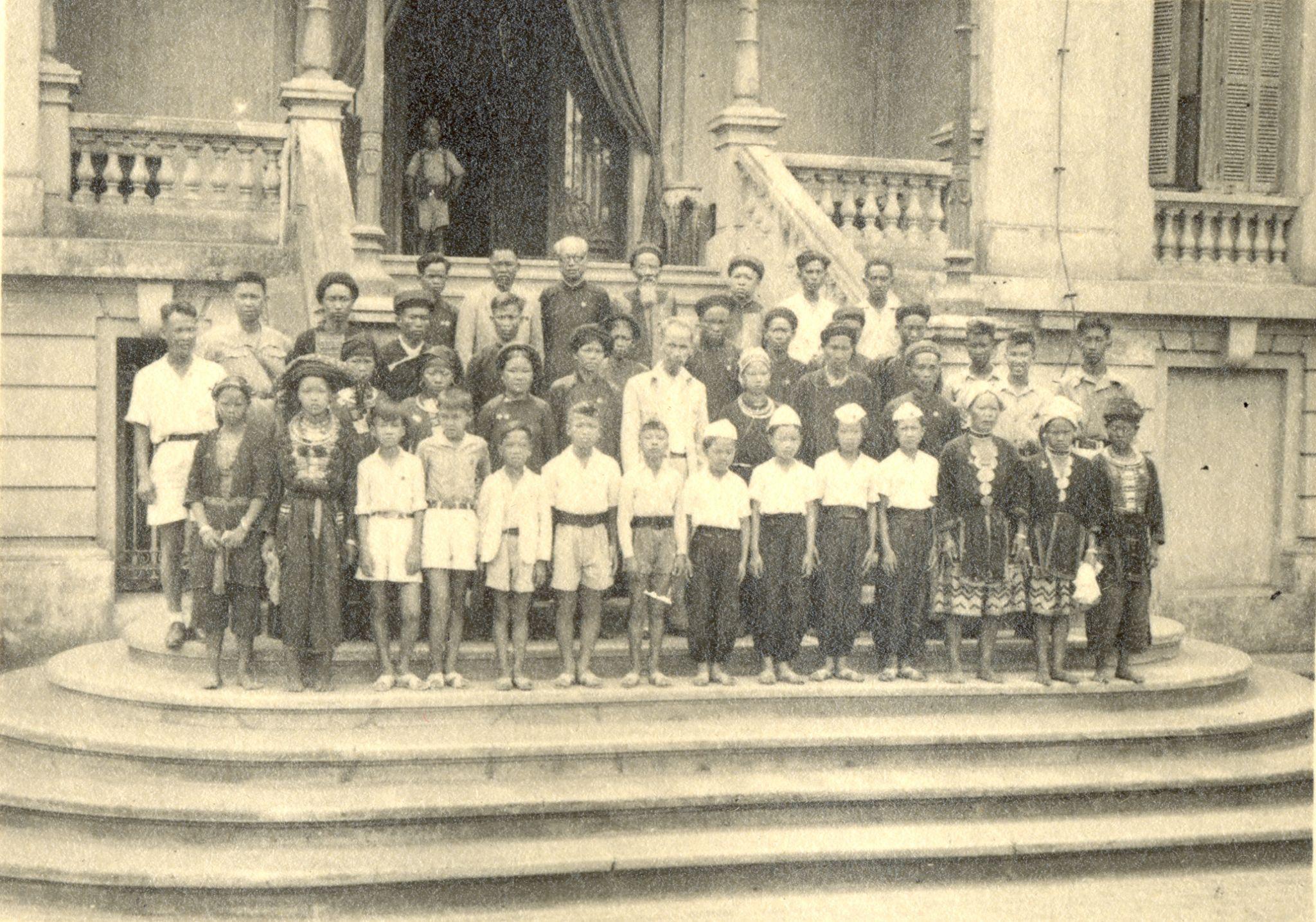 Ngày 9/5/1946, Chủ tịch Hồ Chí Minh tiếp đồng bào thiểu số về thăm Thủ đô tại Bắc Bộ Phủ