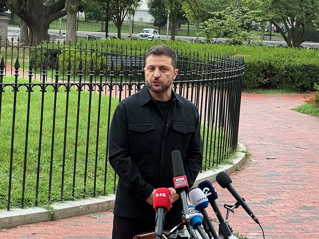 Tổng thống Ukraine Volodymyr Zelensky trả lời họp báo bên ngoài Nhà Trắng. Ảnh: Picture Alliance.