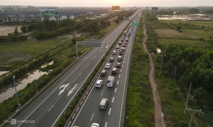 Cao tốc từ TP HCM đi Long Thành chưa đáp ứng nổi quy mô phát triển giao thông khu vực, thường xuyên ùn tắc. Ảnh: Phước Tuấn