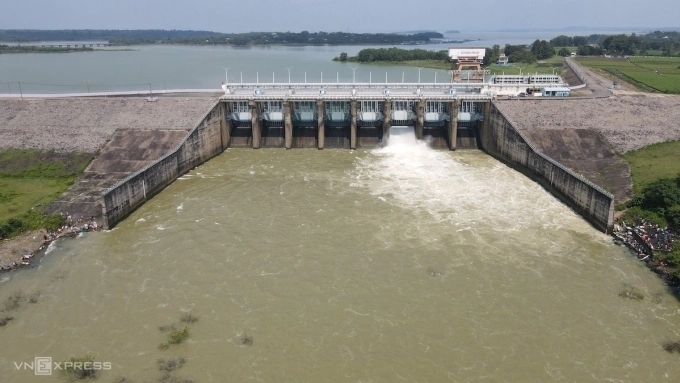 Nhà máy thủy điện Trị An trong một lần xả lũ. Ảnh: Phước Tuấn