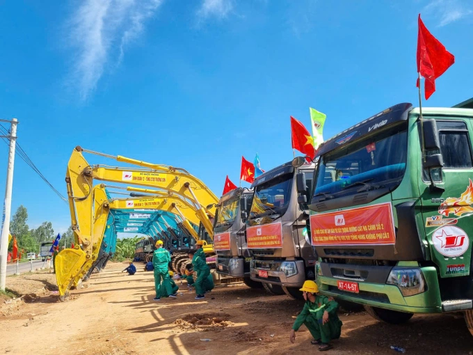 Xe cơ giới tập kết cho lễ khởi công. Ảnh: Trần Hóa