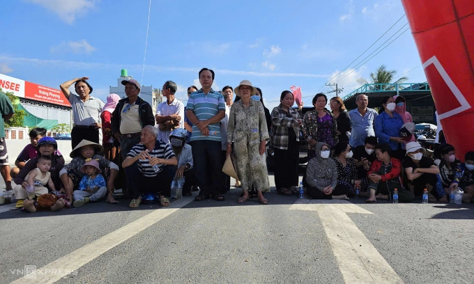 Đông đảo người dân tập trung ở phía đầu chờ đợi giây phút khánh thành, sáng 19/8. Ảnh: Hoàng Nam