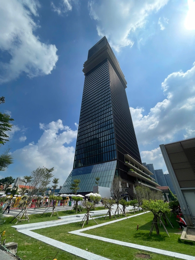 Toàn cảnh tòa nhà Saigon Marina IFC. Ảnh: Quỳnh Trần