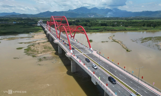 Đoàn xe chạy trên cầu Phước Lộc thời điểm thông xe, sáng 19/8. Ảnh: Phạm Linh