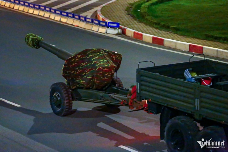 Xe, pháo quân sự tiếp tục hành quân về trung tâm Hà Nội - 4