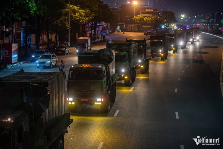 Xe, pháo quân sự tiếp tục hành quân về trung tâm Hà Nội - 1