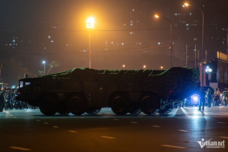 Xe, pháo quân sự tiếp tục hành quân về trung tâm Hà Nội - 2