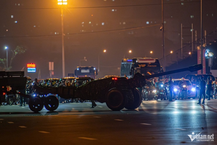 Xe, pháo quân sự tiếp tục hành quân về trung tâm Hà Nội - 3