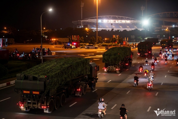 Xe, pháo quân sự tiếp tục hành quân về trung tâm Hà Nội - 5