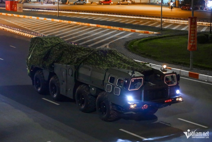 Xe, pháo quân sự tiếp tục hành quân về trung tâm Hà Nội - 6