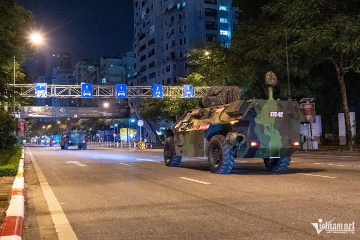 Xe, pháo quân sự tiếp tục hành quân về trung tâm Hà Nội - 8