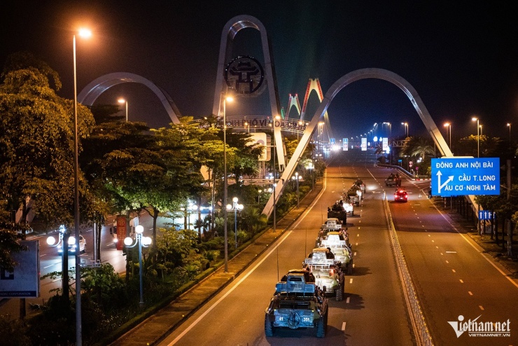 Xe, pháo quân sự tiếp tục hành quân về trung tâm Hà Nội - 7