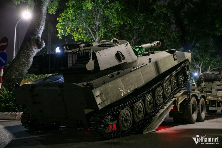 Xe, pháo quân sự tiếp tục hành quân về trung tâm Hà Nội - 11