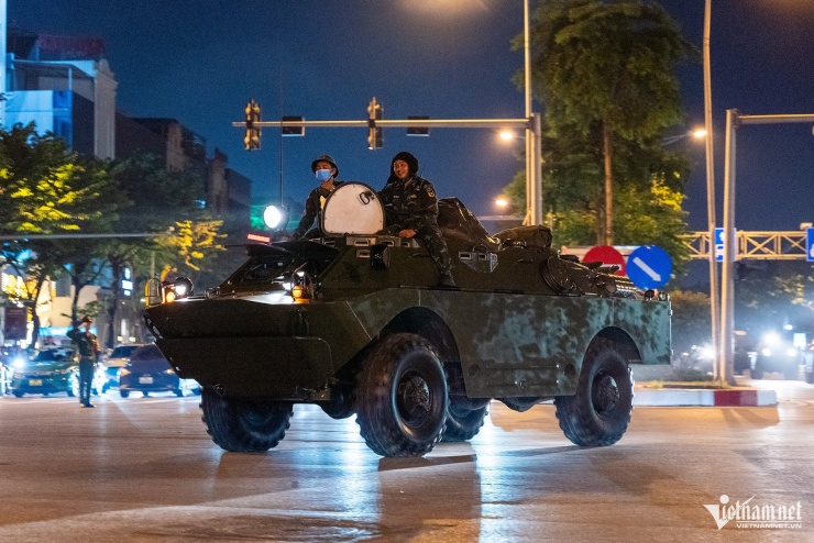 Xe, pháo quân sự tiếp tục hành quân về trung tâm Hà Nội - 10
